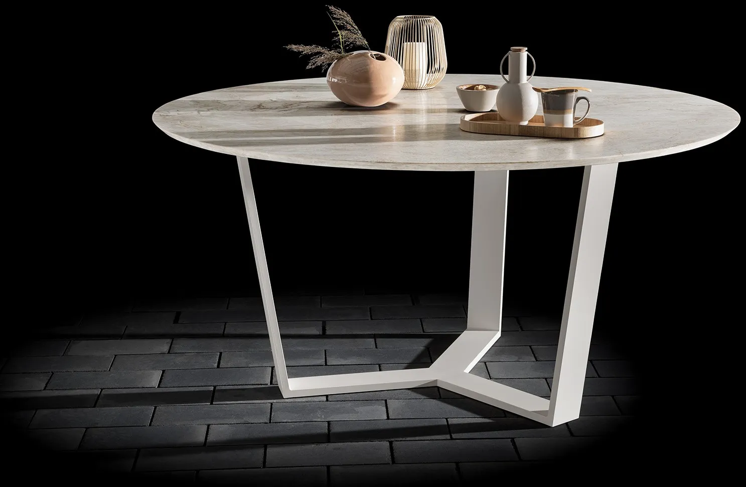 Runder Outdoor-Tisch mit heller Natursteinplatte